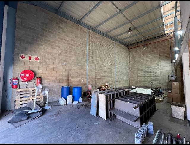 271M² WAREHOUSE TO LET IN STRIJDOMPARK